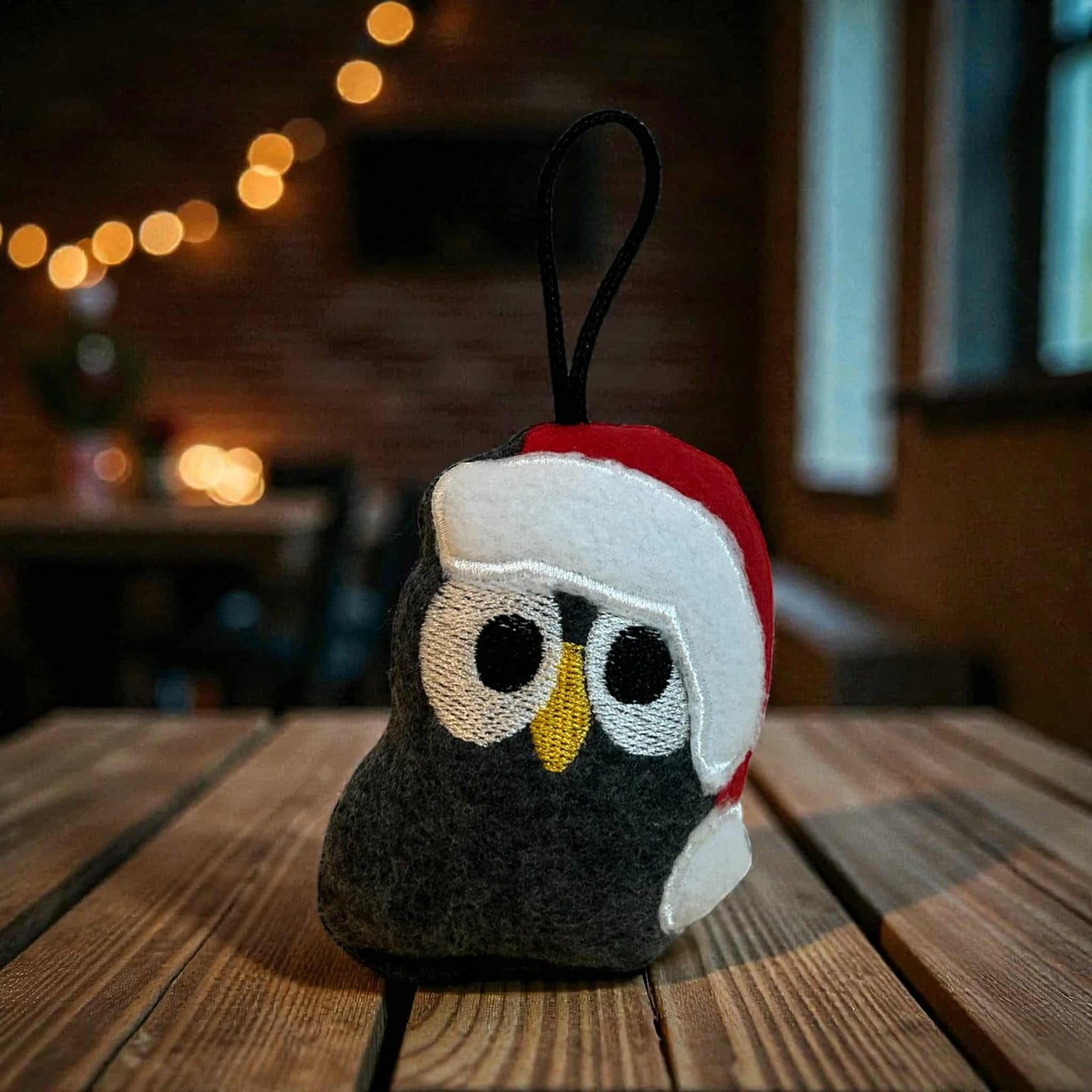 Weihnachtliche Eulen als Anhänger für den Weihnachtsbaum oder Tannenzweige mit Weihnachtsmütze und weichem Material