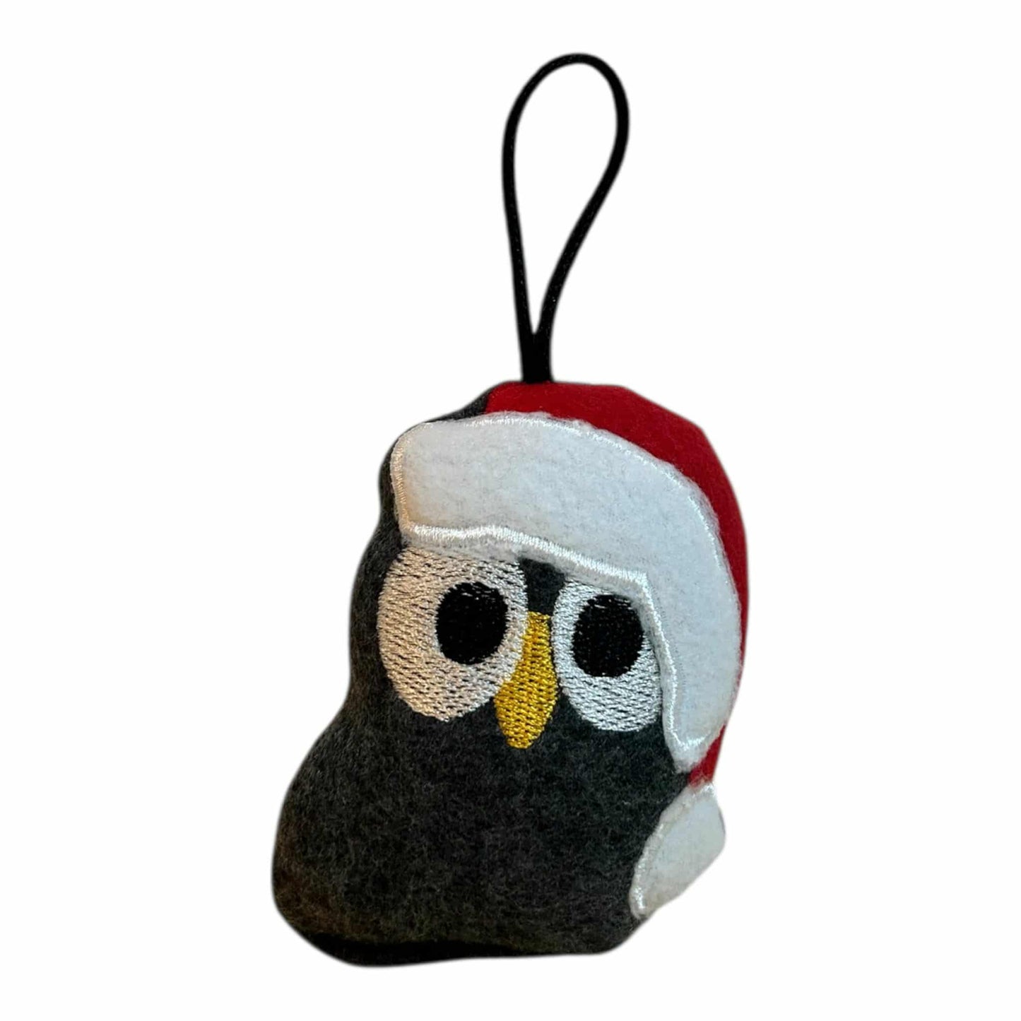 Weihnachtliche Eulen als Anhänger für den Weihnachtsbaum oder Tannenzweige mit Weihnachtsmütze und weichem Material