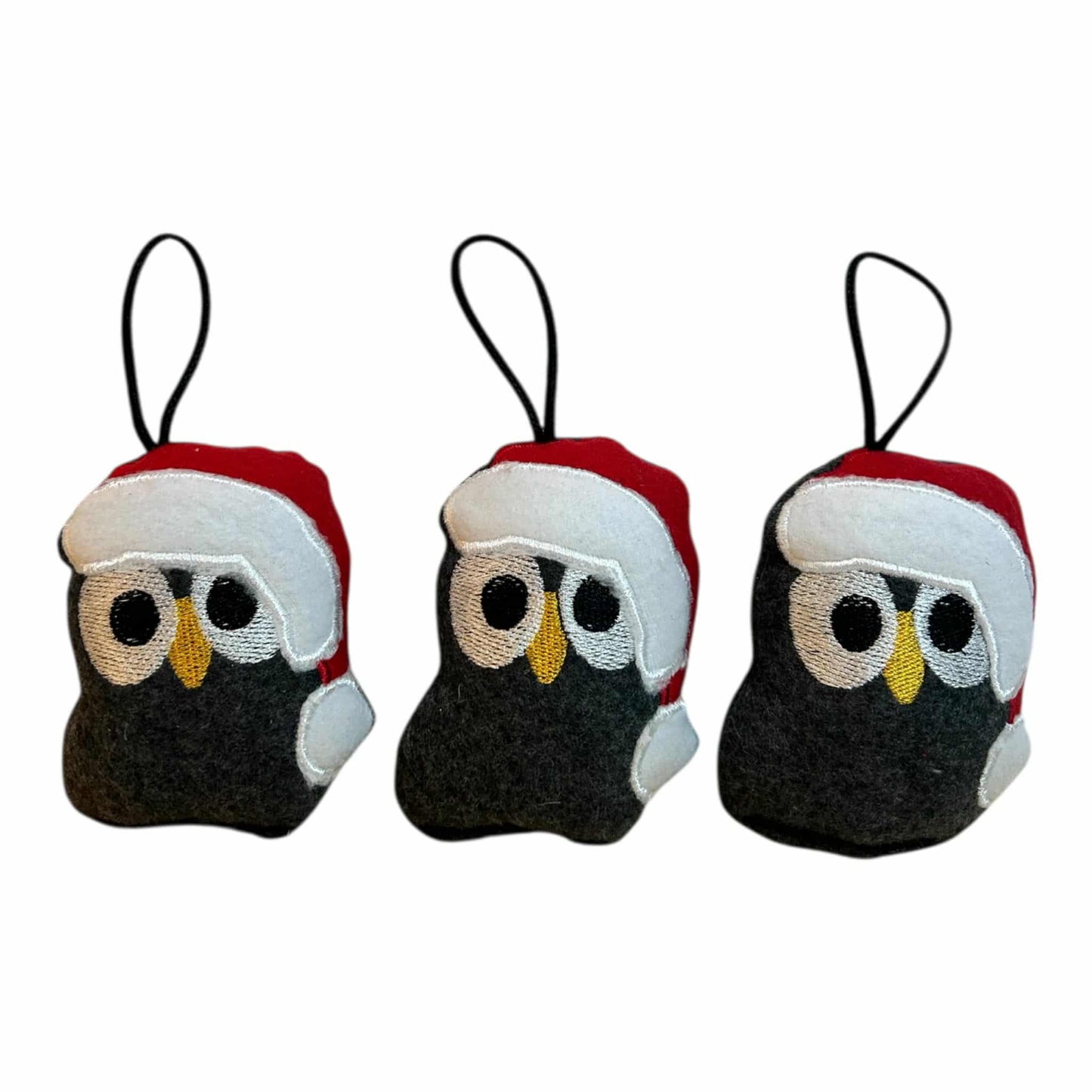 Weihnachtliche Eulen als Anhänger für den Weihnachtsbaum oder Tannenzweige mit Weihnachtsmütze und weichem Material