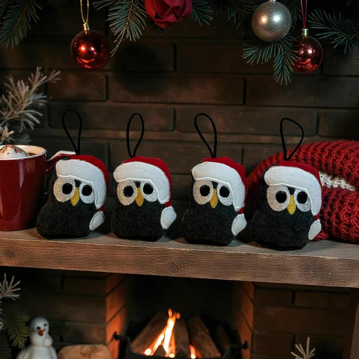 Weihnachtliche Eulen als Anhänger für den Weihnachtsbaum oder Tannenzweige mit Weihnachtsmütze und weichem Material