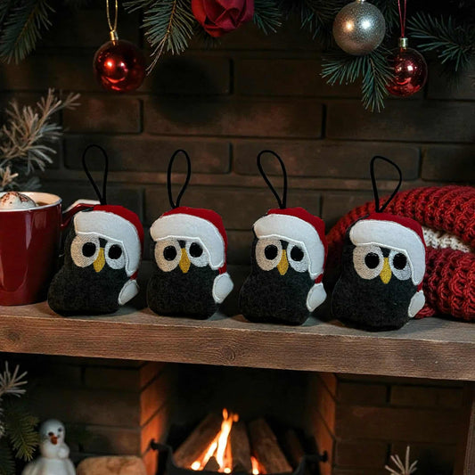 Weihnachtliche Eulen als Anhänger für den Weihnachtsbaum oder Tannenzweige mit Weihnachtsmütze und weichem Material
